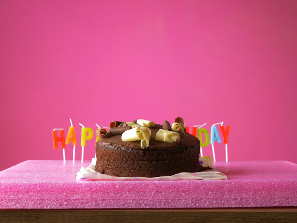 生日派对上的巧克力蛋糕图片下载
