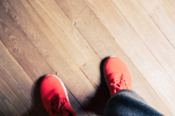 高角度拍摄到一个穿着慢跑裤和红鞋的男人图片下载