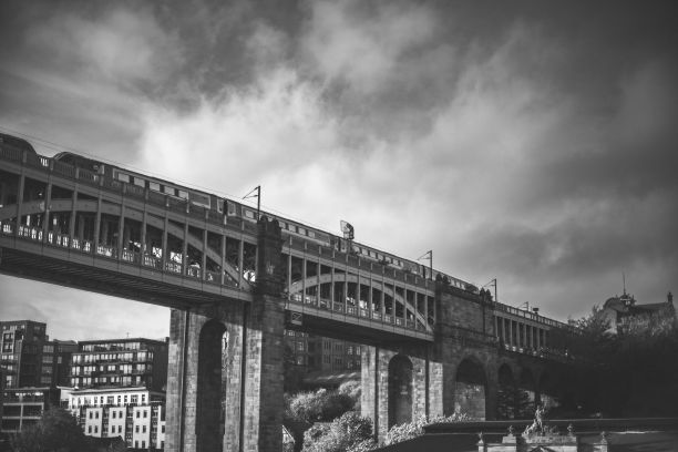 英国英格兰高水平桥上的火车单色照片图片下载