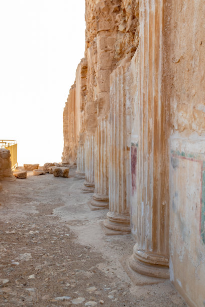 马萨达要塞中希律王宫殿的废墟 - 希律王在以色列南部死海沿岸的悬崖顶上建造的要塞图片下载