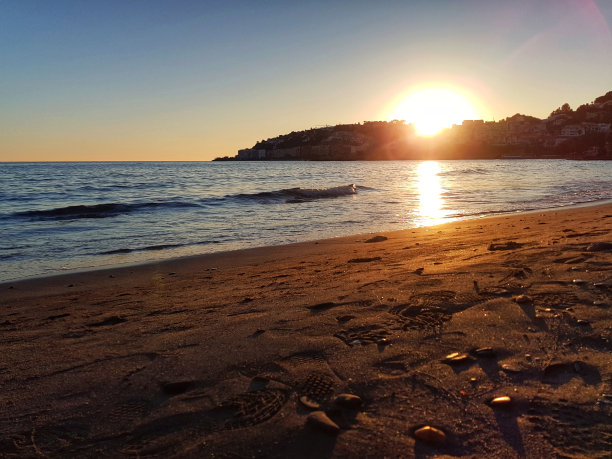 Vibrant sunset with orange and yellow colors. Sunset at Calabajío beach in Almuñécar. Granada图片下载