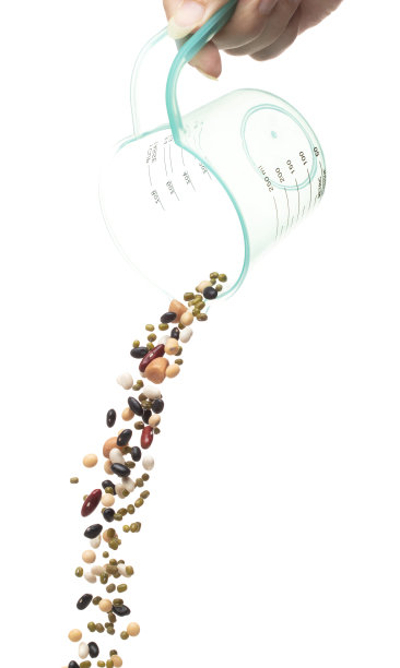 拌豆落下爆炸，几种豆浮倒在量杯中。干白色，绿色，红色，大豆，黑色，花生，杂豆，在空气中飞溅。白色背景隔离高速快门图片下载