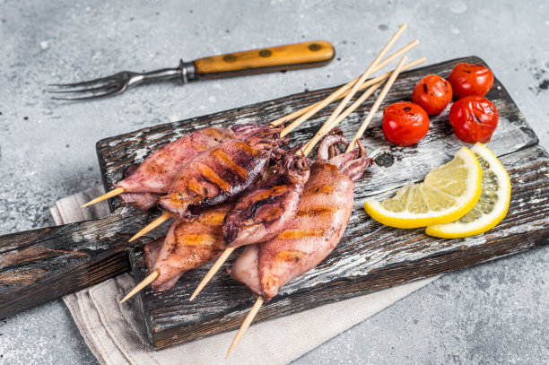 日式烧烤鱿鱼棒。灰色的背景。俯视图图片下载