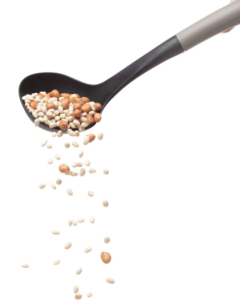 拌白花生豆落爆，几种豆浮倒在大勺里。干白花生杂豆在空气中飞溅。白色背景隔离高速快门冻结运动图片下载