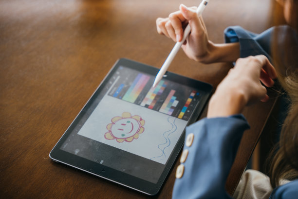 女艺术家插画家用触控笔在触控板数字平板上画画图片下载