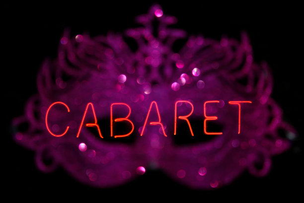 复古霓虹灯夜总会标志与散景嘉年华面具图片下载