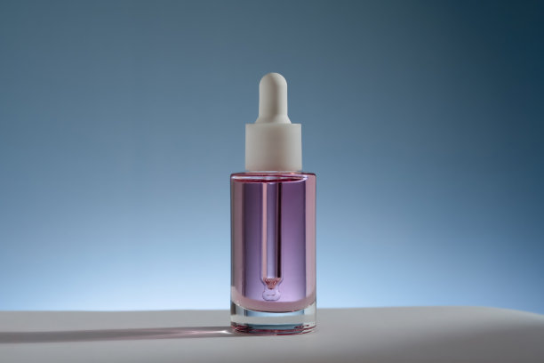 粉红色的脸和发油在蓝色背光背景图片下载