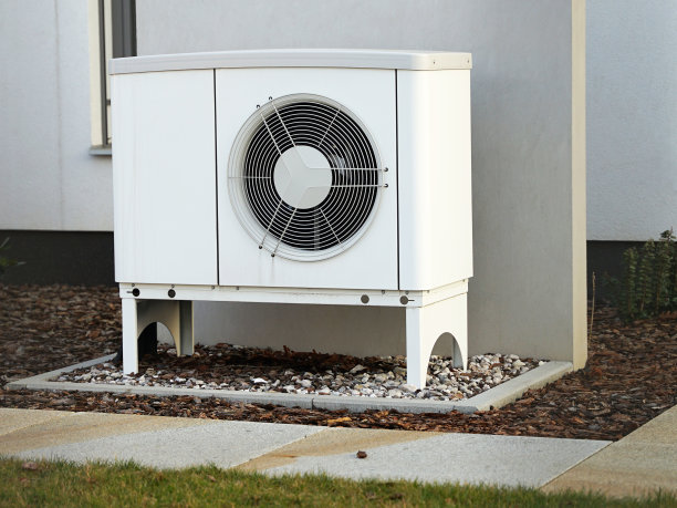 热泵降低未来现代住宅的生活成本，热泵的绿色可再生能源概念图片下载