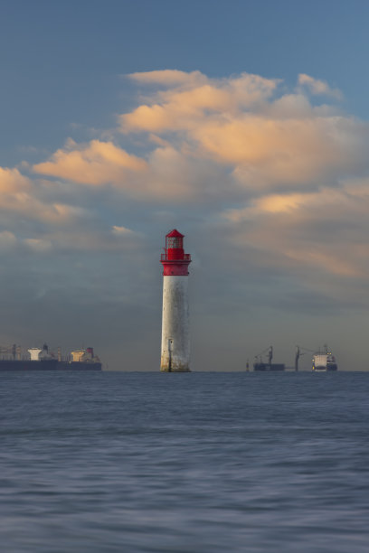 Phare de Chauvea附近的Ile de Re与船只到La Rochelle, pay de La Loire，法国图片下载