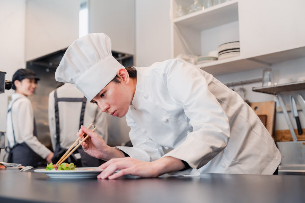 男厨师在厨房服务图片下载