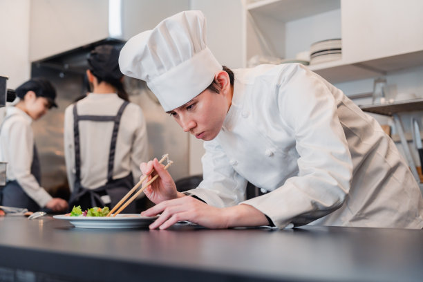 男厨师在厨房服务图片下载