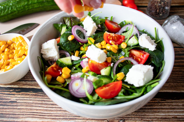 由绿叶和蔬菜混合而成的绿色素食沙拉。图片下载