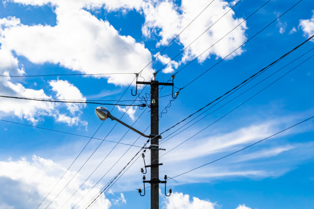 电力电杆与电线在彩色背景接近图片下载