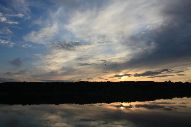 水边森林剪影和日落景观照片图片下载