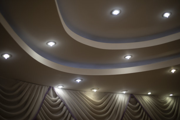 漂亮的天花板和灯。拱形天花板。内墙设计。图片下载