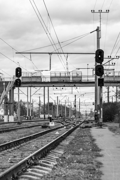 在铁路上经过火车后拍摄主题铁路轨道图片下载