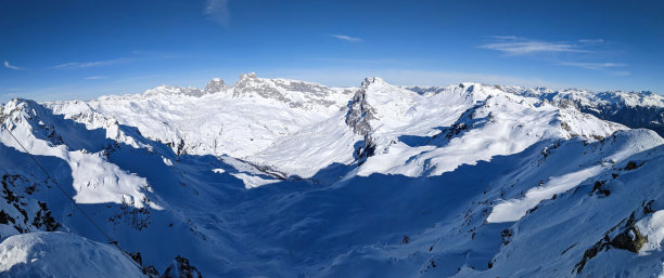 在瑞士奥地利的Riedchopf Ronggspitz的美丽滑雪之旅。美妙的冬季山地天气。滑雪登山。高质量照片图片下载