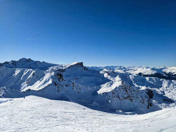 Skitour on the Rotspitz mountain above Partnun St. Antönien and Gargellen. Ski mountaineering in the Swiss Alps. Snow covered mountains. High quality photo.图片下载