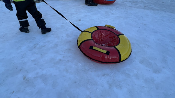 从山上滑雪的充气圈图片下载