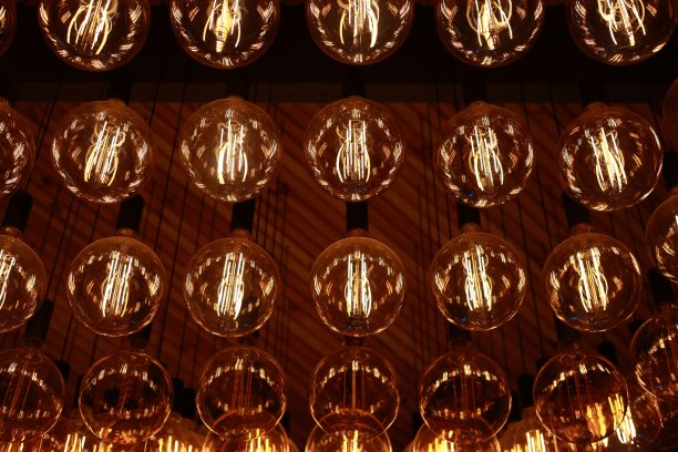 时尚，现代和装饰的爱迪生灯的圆形在行。复古风格的灯泡。很多天花板上都有发光的老式LED灯。对象为室内装饰，选择性对焦照片图片下载