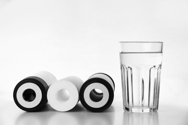 旗帜的三个墨盒的水过滤器与清澈的新鲜玻璃水隔离在白色背景。安装RO、反渗透净水系统。家用过滤系统。图片下载