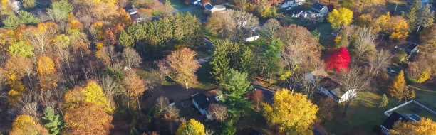 美国纽约州北部罗彻斯特的全景庄园，草坪上有五颜六色的秋天树叶图片下载