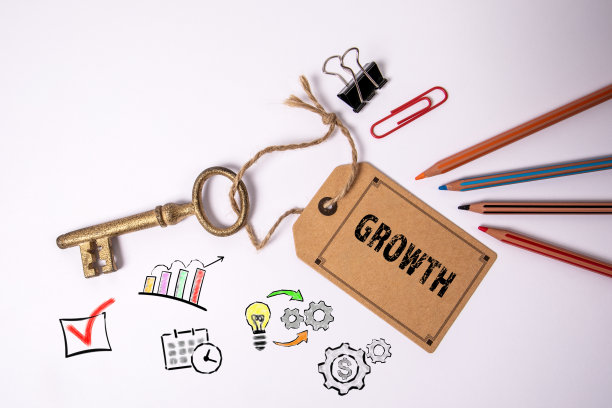 经济增长的概念。白色办公桌上有价签的金钥匙图片下载