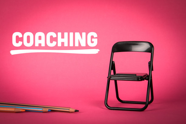 指导的概念。文字，彩色铅笔和粉红色背景的黑色椅子图片下载