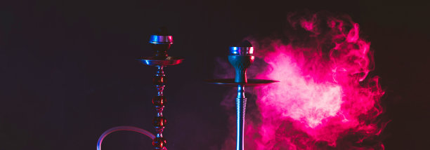 现代水烟，水烟烟黑色背景与霓虹灯和烟雾。放置你的文本的地方。横宽照片字幕，封面。copy-space图片下载