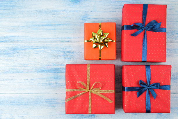 礼物盒。温柔的蓝色背景上的礼物。从上面看。假期。情人节。妇女节。母亲节。文本空间图片下载