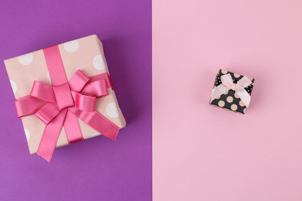礼物盒。礼物的背景是明亮的淡紫色和粉红色。假期。情人节。妇女节。母亲节。从上面看。图片下载