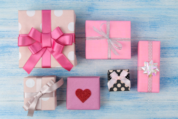 礼物盒。温柔的蓝色背景上的礼物。前视图。假期。情人节。妇女节。母亲节。图片下载