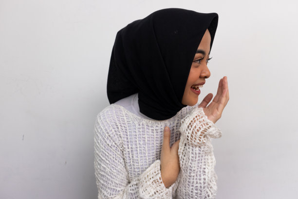 美丽的微笑的亚洲女人在休闲衬衫感觉脸红看着相机孤立在灰色的背景图片下载