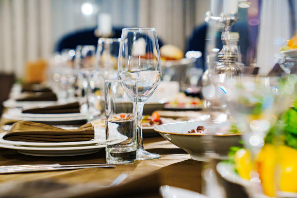 备有点心和餐具的节日餐桌。图片下载