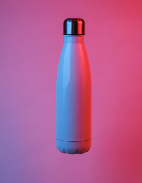 暖水瓶漂浮在空中，蓝红霓虹灯渐变发光。悬浮的物体。最小的概念图片下载