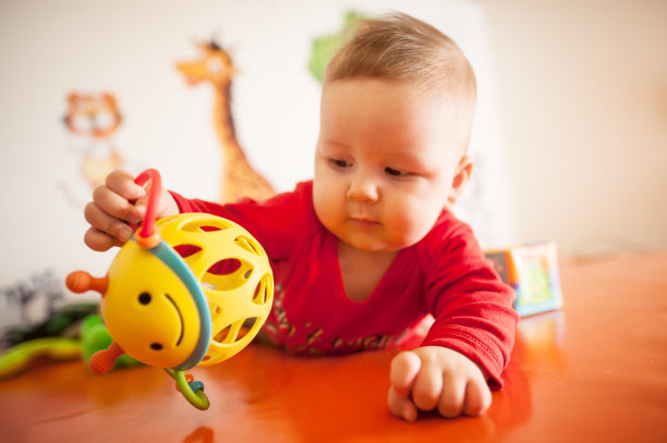 可爱的小男孩玩彩色玩具的肖像图片下载