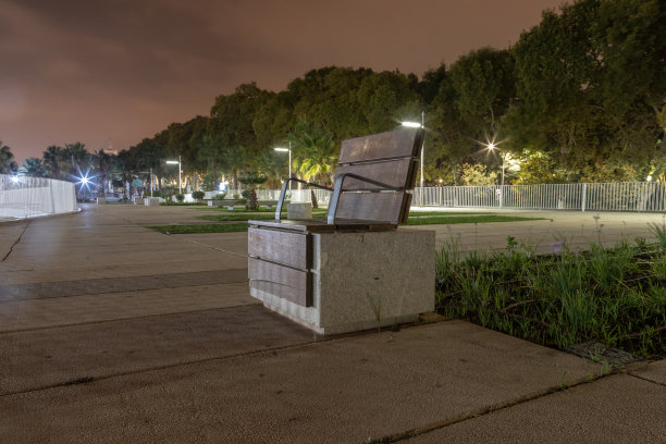 现代城市建筑，夜晚的海港码头。西班牙马拉加图片下载