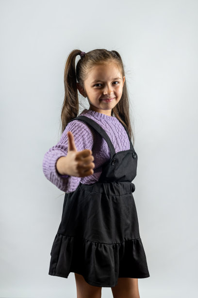 美丽的小女生在工作室里作为一个孤立的背景模特。图片下载