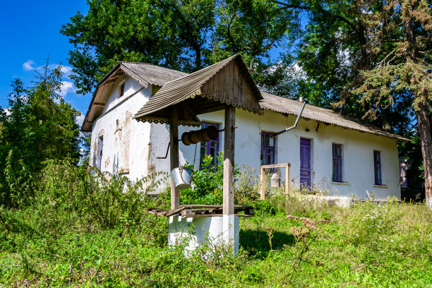 老井里有铁桶，铁桶上有长长的锻造链，可以提供干净的饮用水图片下载