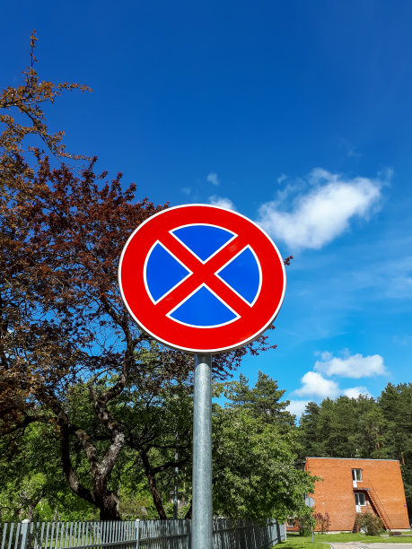 欧洲红色和蓝色道路标志禁止停车或禁止停车图片下载