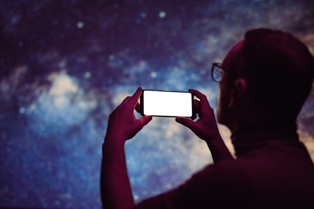 天文学家用现代智能手机拍摄银河系夜空。图片下载