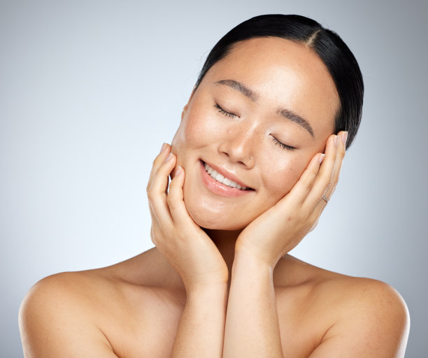 护肤，亚洲女性和美容，快乐健康和美容化妆，天然化妆品和自我护理的工作室背景。冷静，微笑和年轻的日本女孩模型，脸和身体焕发皮肤图片下载