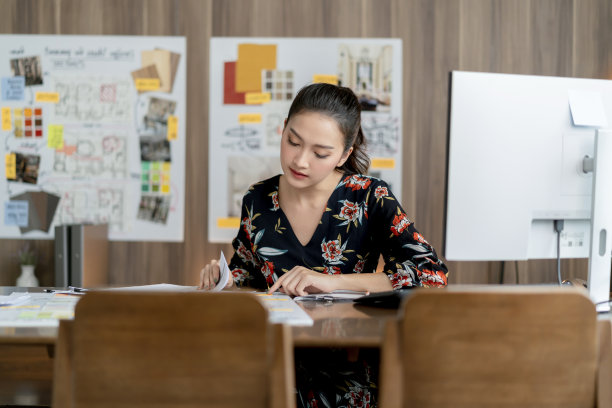 亚洲女性女性室内设计师的肖像微笑快乐自信的手与她的客户工作的房子项目家庭工作室的背景材料样品图家庭办公室的背景图片下载