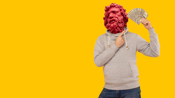 抽象的现代拼贴画。身穿灰色连帽衫的大卫·乔伊的石膏头像的男子用手指着黄色背景上的美元图片下载