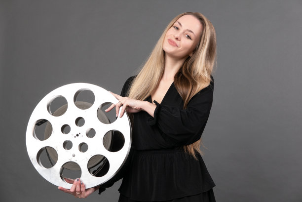 一位年轻的女电影主管正拿着一个旧胶卷图片下载