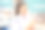 一名年轻女子正在阅读护肤品瓶子上的信息标签图片下载