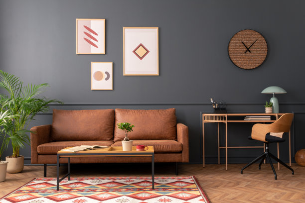客厅内部的创意组成，有模拟海报框架，棕色沙发，木桌，茶几，时钟，花盆里的花，有图案的地毯和个人配饰。家居装饰。模板。图片下载