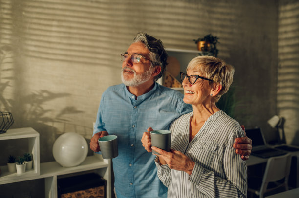 一对老年夫妇在家里一起喝早茶图片下载
