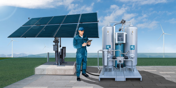 工程师用平板电脑控制绿氢工厂。图片下载