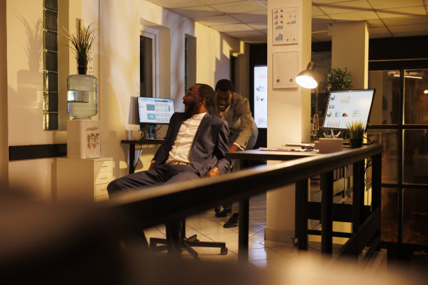 爱玩的执行经理们骑着桌椅玩乐图片下载